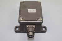Schmersal TR 452-02y Rollendruckbolzen Ui 380 VAC Ith 16A Used